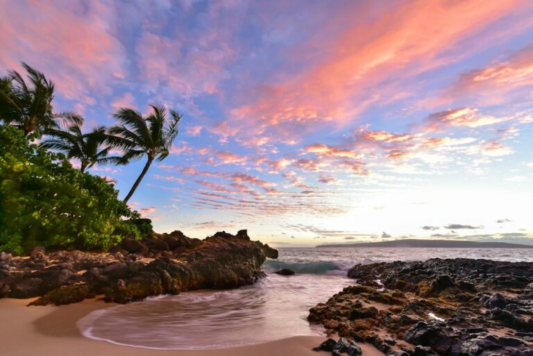 Dressing for Hawaii: Clothing, Footwear, and What to Leave Home — photo by @zetong on Unsplash