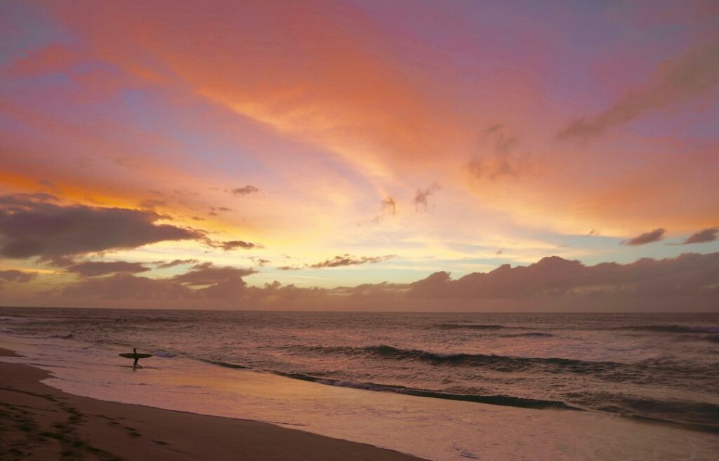 October in Hawaii: Shoulder Rates, Warm Ocean, Fewer Crowds — photo by @joecook on Unsplash