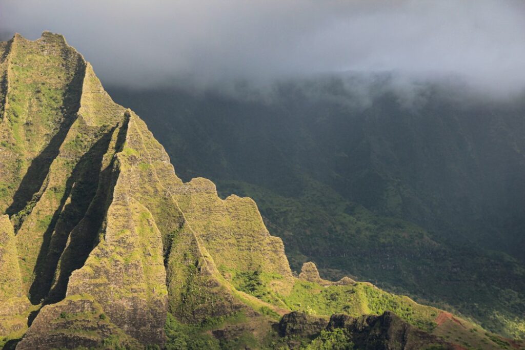 oahu vs kauai — photo by @ejonofrio on Unsplash