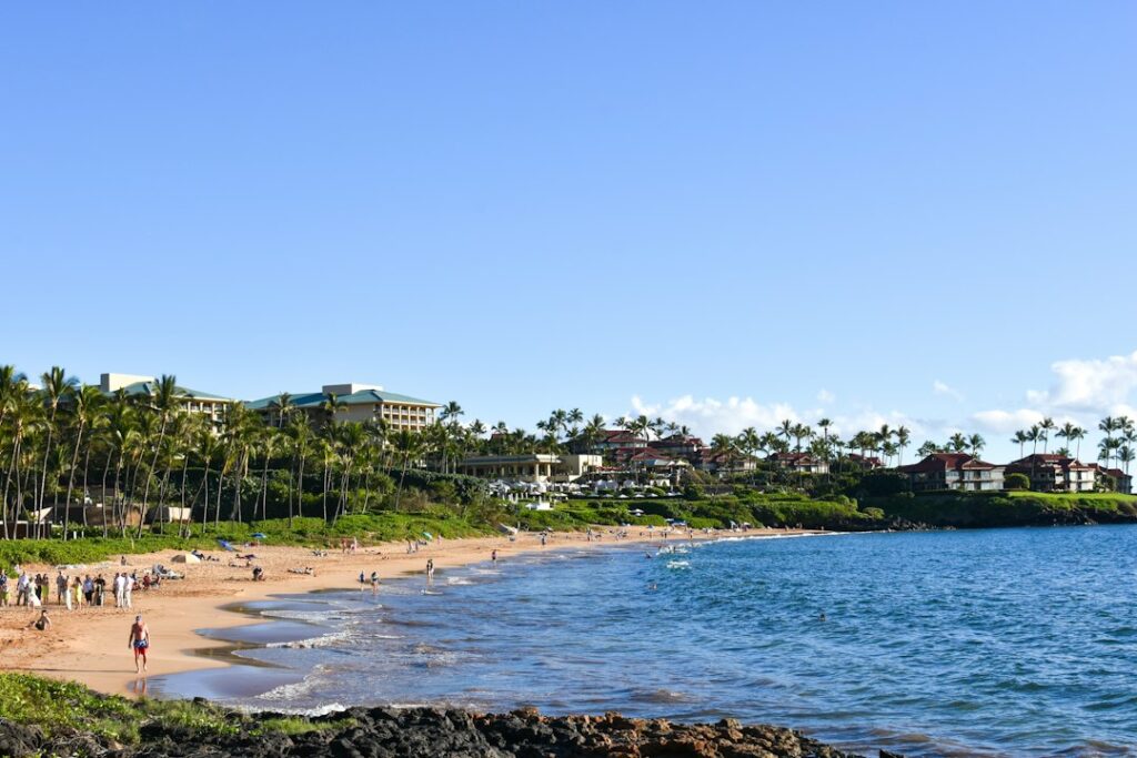 Kaimana Sans Souci Honolulu: Kapiolani Swimming Basin East Approach — photo by @lrscarpino on Unsplash