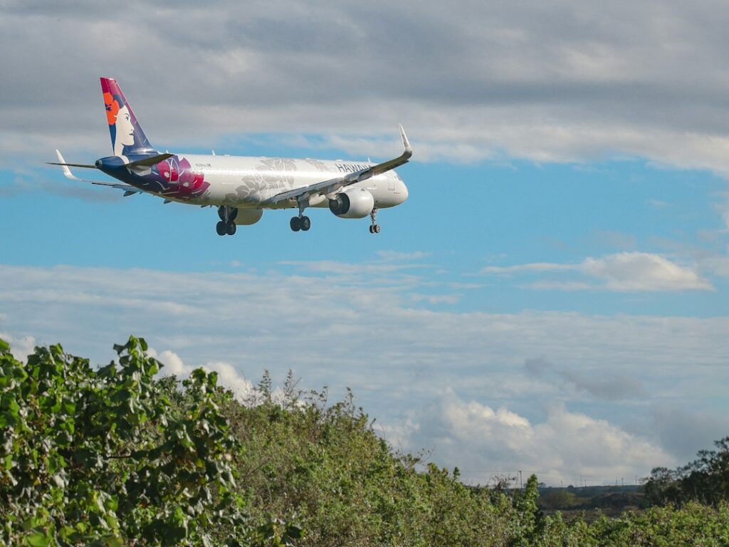 Cheap Hawaii Flights from Mainland: Fare Drop Windows Explained — photo by @structural_photography on Unsplash