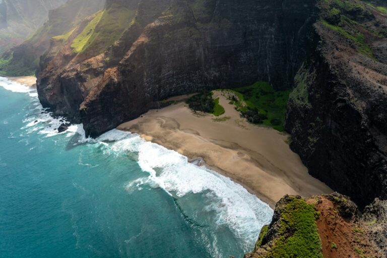Choosing Your Week on Hawaii Island: Rainfall, Vog, and Airfare — photo by @debrupas on Unsplash