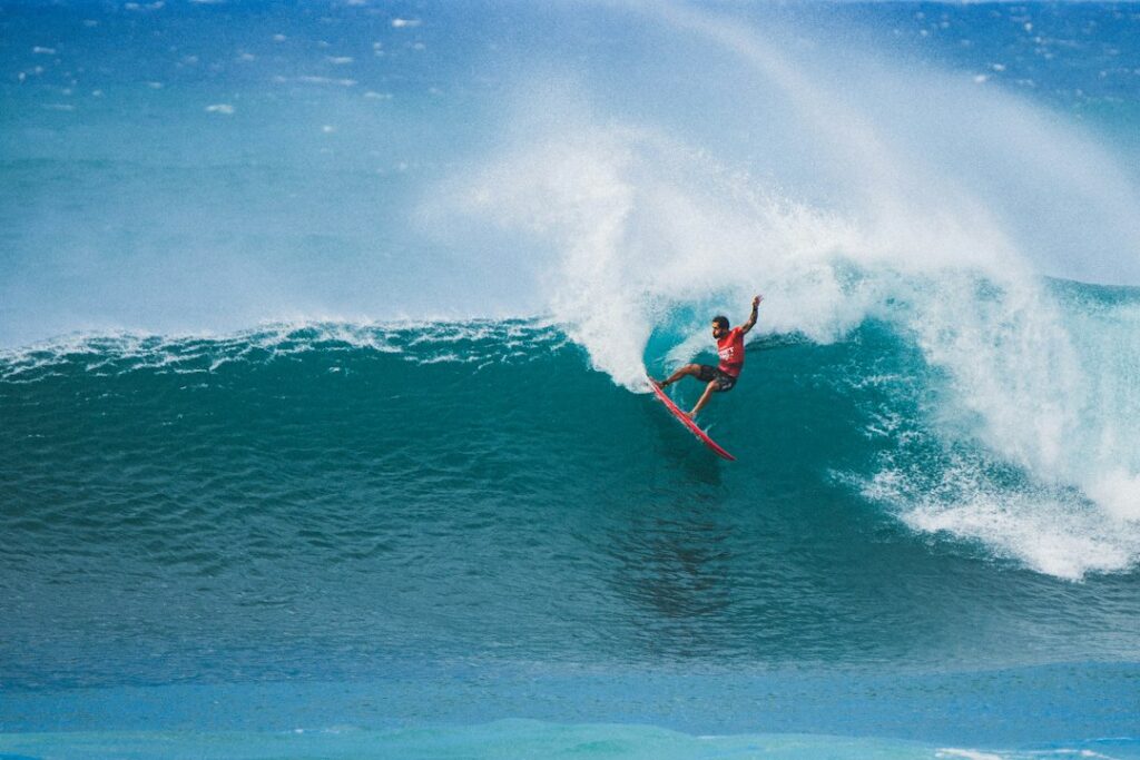 Makaha Oahu December-February Surf Contest Roadway Traffic — photo by @joncaliguire on Unsplash