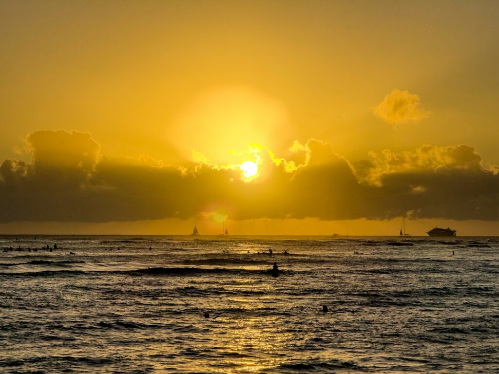 Mokoli’i Kayak from Kualoa: Paddle Distance and Current Timing — photo by @shinzan on Unsplash