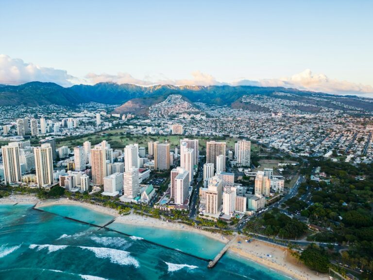 When to Go to Oahu: Surf Swells, Rainfall, and Fare Cycles — photo by @spensersembrat on Unsplash