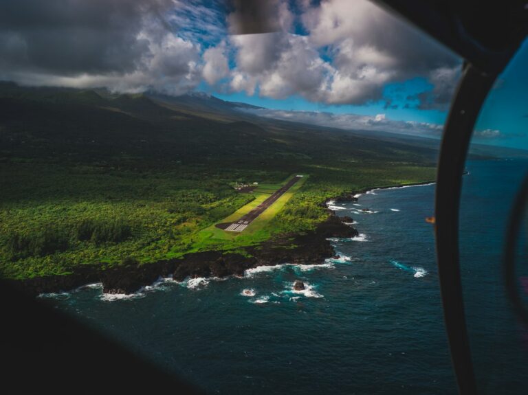 interisland flights hawaii — photo by @szarapka on Unsplash