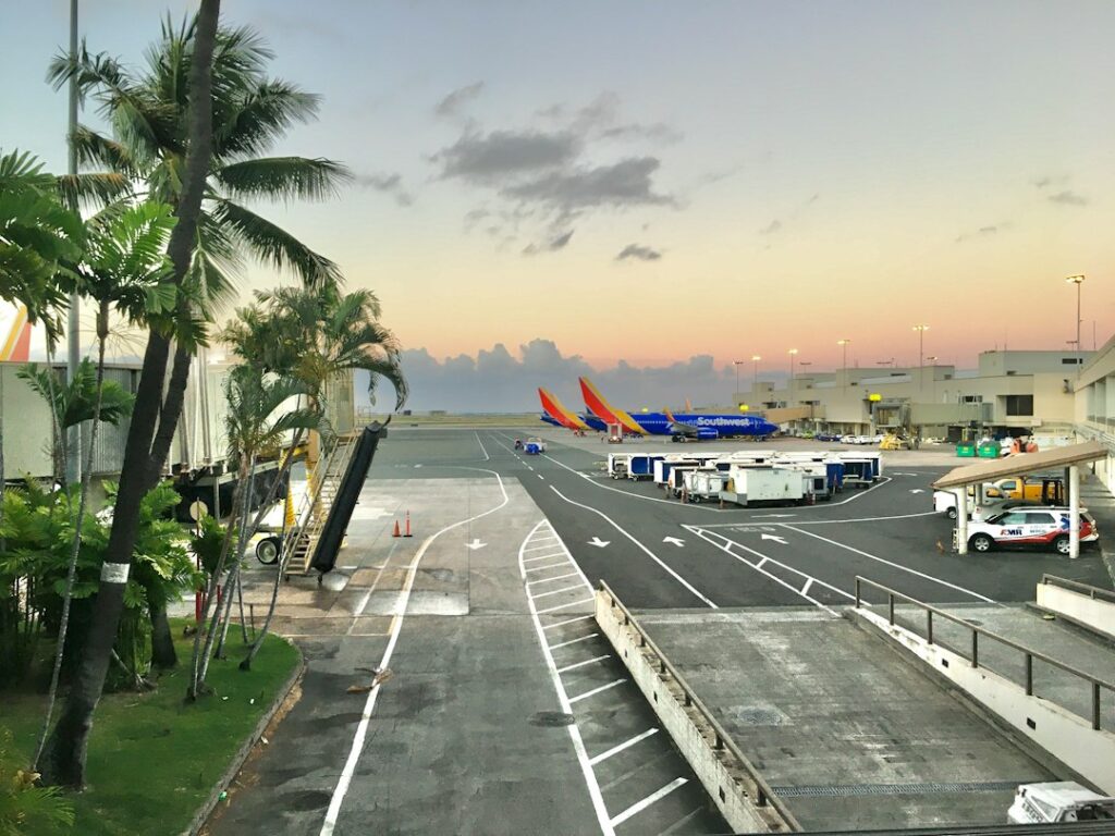 honolulu airport traffic on weekday at 3pm vs 8 30pm — photo by @sevencharlie on Unsplash