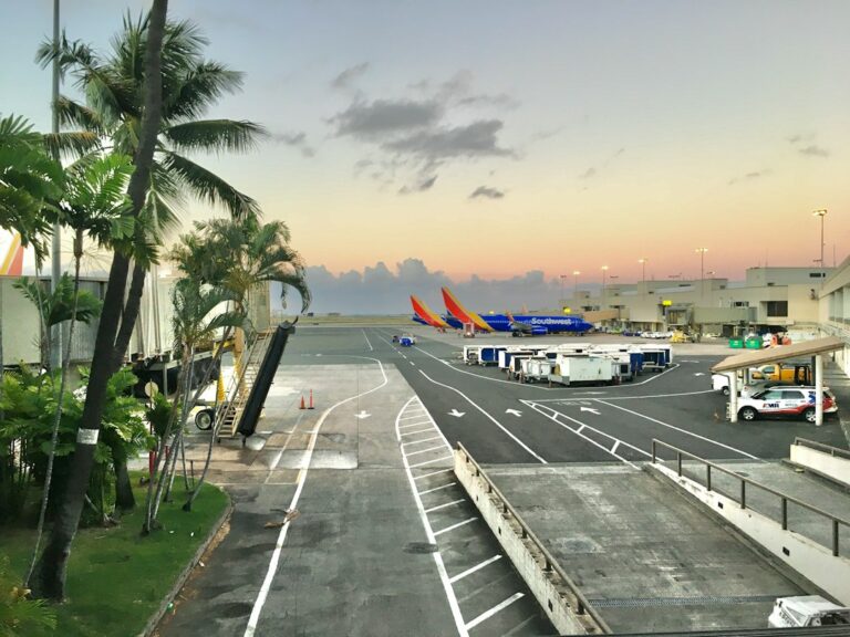 honolulu airport traffic on weekday at 3pm vs 8 30pm — photo by @sevencharlie on Unsplash